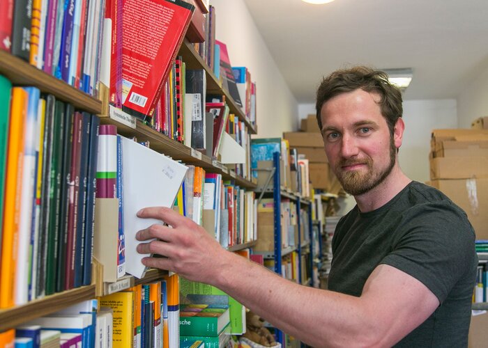 Gabor Schuster gab bei der Altstadt.Tour in Mülln einen Einblick in die Buchhandlung Sorger (Foto Wildbild)