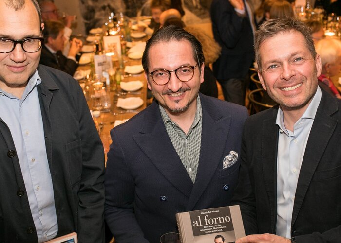 Christian Seiler, Claudio del Principe und Andreas Gfrerer im Weinarchiv des arthotel Blaue Gans | © Wildbild