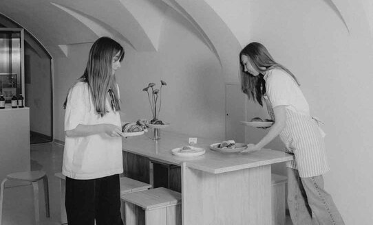 Besitzerinnen decken den Tisch im MaMakers | © helena kalleitner