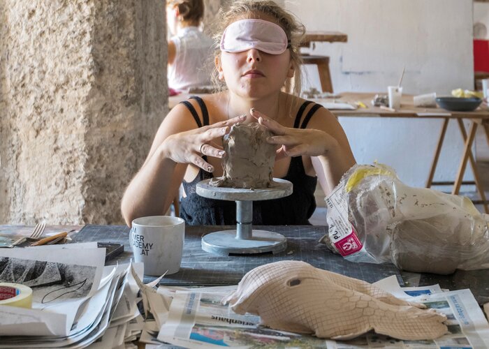 Studentin im Kurs von Caroline Achaintre 2018 © Int. Sommerakademie Salzburg, Foto: Mira Turba | © Studentin im Kurs von Caroline Achaintre 2018 © Int. Sommerakademie Salzburg, Foto: Mira Turba
