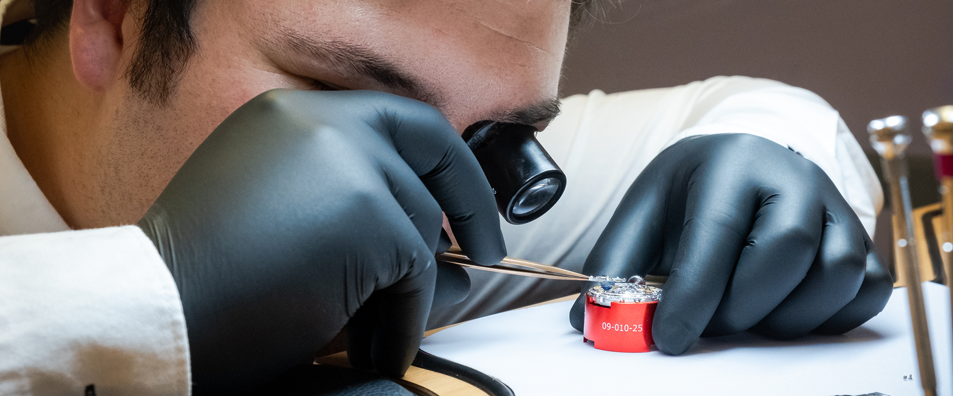 Das Zeittechnikum hat im August 2025 in der Altstadt eröffnet. Auf dem Foto ist ein Uhrmacher bei der Reparatur einer Uhr zu sehen. | © Zeittechnikum