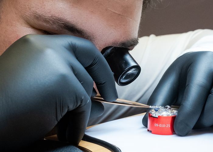 Das Zeittechnikum hat im August 2025 in der Altstadt eröffnet. Auf dem Foto ist ein Uhrmacher bei der Reparatur einer Uhr zu sehen. | © Zeittechnikum