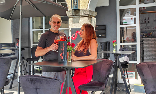 Foto von den Gastgeber:innen der NUNZIA-Bar | © Nunzia