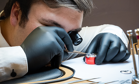 Der Uhrmachermeister bei der Arbeit. | © Zeittechnikum