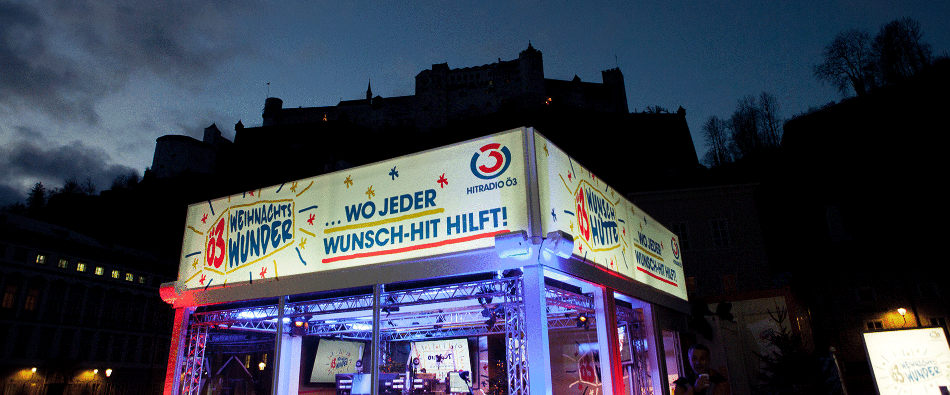 Foto vom Ö3-Weihnachtswunder-Studio mit der Festung Hohensalzburg im Hintergrund. | © Hitradio Ö3 Wolfgang Pfleger