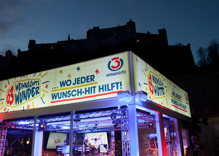 Foto vom Ö3-Weihnachtswunder-Studio mit der Festung Hohensalzburg im Hintergrund. | © Hitradio Ö3 Wolfgang Pfleger