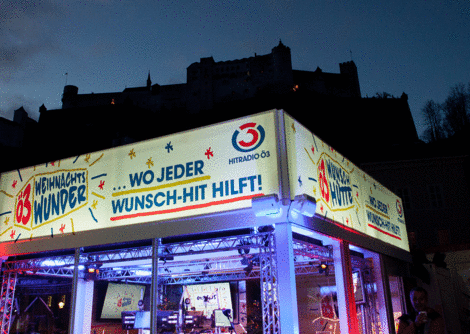 Foto vom Ö3-Weihnachtswunder-Studio mit der Festung Hohensalzburg im Hintergrund. | © Hitradio Ö3 Wolfgang Pfleger