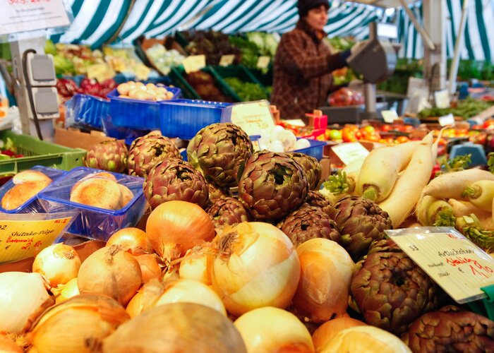 Frisches Gemüse am Markt (Foto Wildbild)