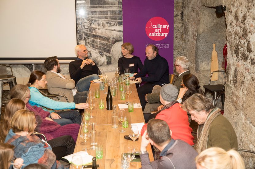 Stephan Reinhardt und Roland Velich im Weinarchiv des arthotel Blaue Gans (Foto Andreas Kolarik)