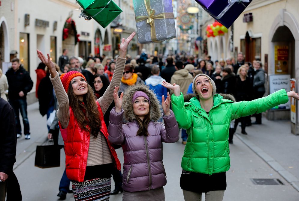 Weihnachts-Einkauf in der Altstadt. In der Fußgängerzone findet sich das passende Geschenk für jeden Geschmack; Foto: Wildbild