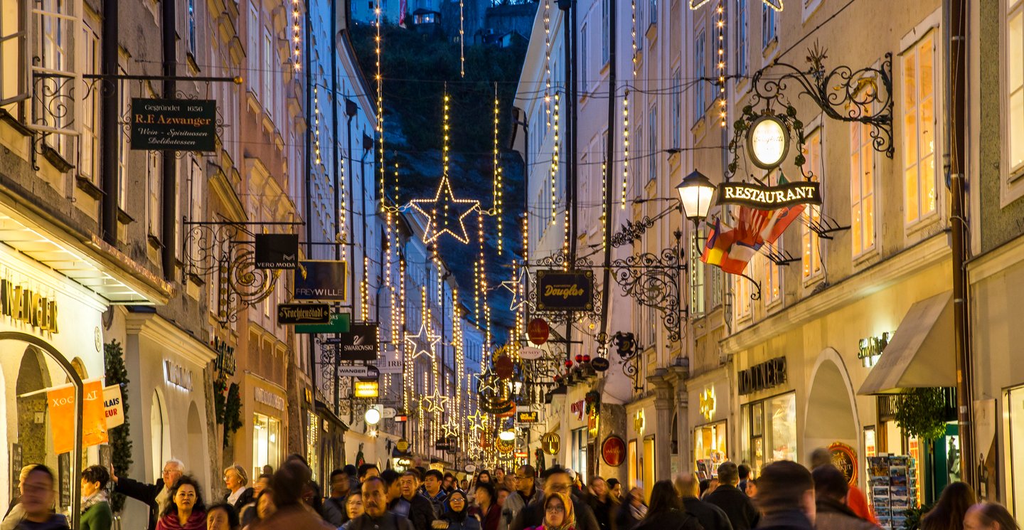 Weihnachts-Einkauf Altstadt: Bummel durch die aufgeputzten Gassen links und rechts der Salzach; Foto: Andreas Kolarik