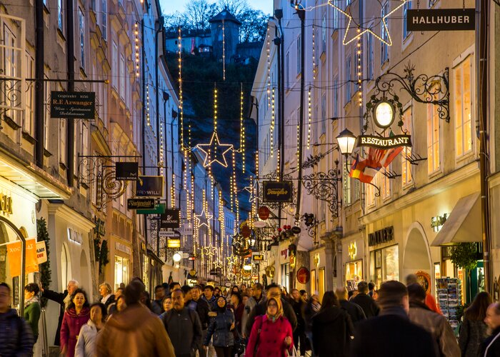 Weihnachts-Einkauf Altstadt: Bummel durch die aufgeputzten Gassen links und rechts der Salzach; Foto: Andreas Kolarik