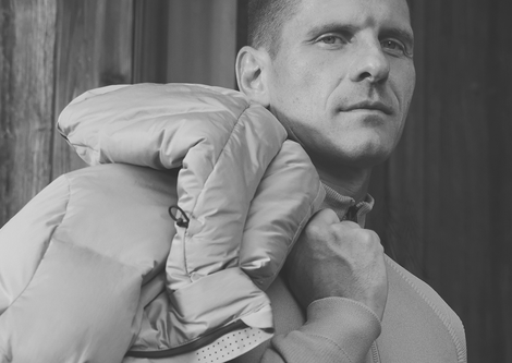 Fotos eines männlichen Models mit einem Pullover und einer Jacke von Alpha Tauri. | © Alpha Tauri