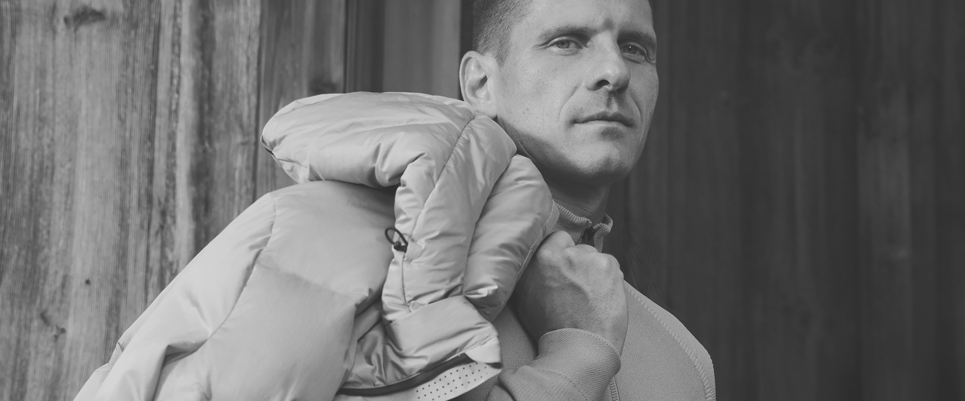 Fotos eines männlichen Models mit einem Pullover und einer Jacke von Alpha Tauri. | © Alpha Tauri