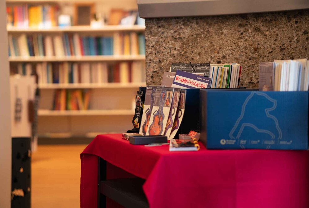 Mayrische Kunst-, Buch- und Musikalienhandlung Buchtisch | © Lucas Gottfried