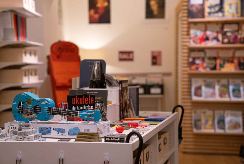 Mayrische Kunst-, Buch- und Musikalienhandlung Buchtisch mit Ukulele | © Lucas Gottfried