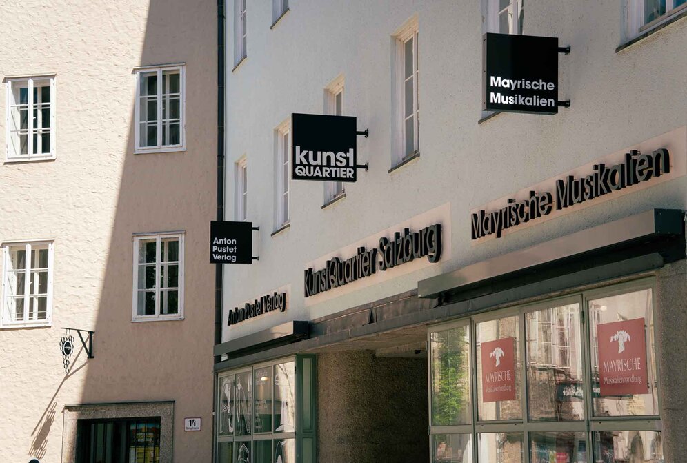 Mayrische Kunst-, Buch- und Musikalienhandlung Außenansicht | © Lucas Gottfried