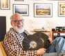 Ein Mann hält zwei Schallplatten in der Hand | © Andreas Kolarik
