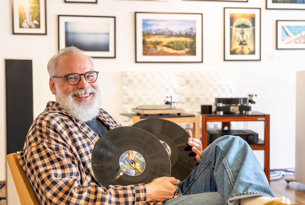 Ein Mann hält zwei Schallplatten in der Hand | © Andreas Kolarik