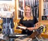 Eine Frau präsentiert Messer | © Andreas Kolarik