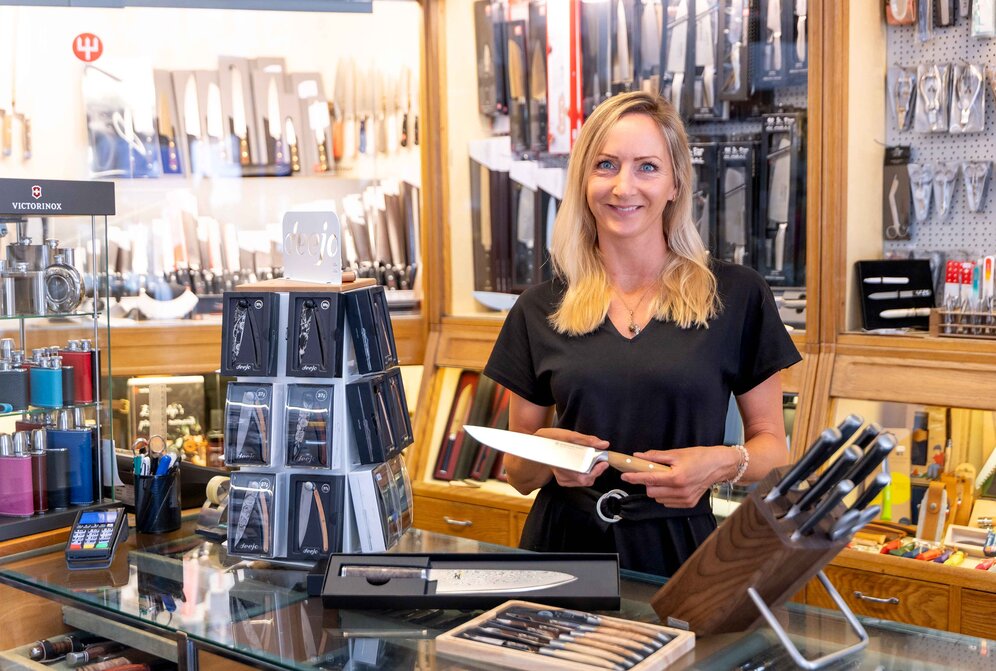 Eine Frau präsentiert Messer | © Andreas Kolarik