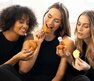 Drei junge Frauen essen Backhendl | © Felleis und Knittelfelder 