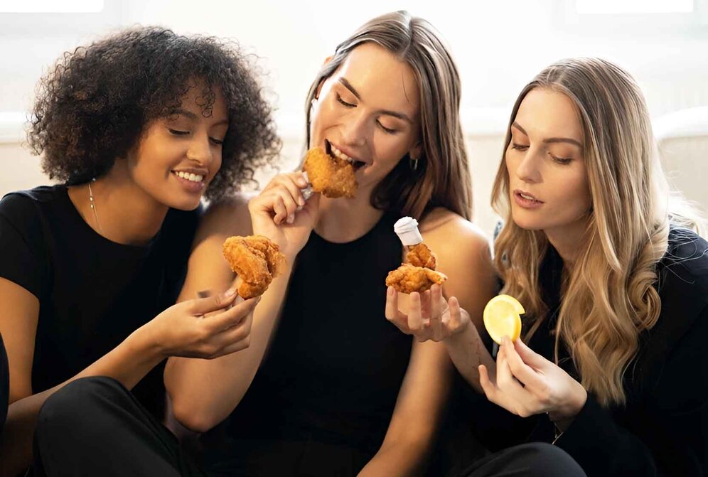 Drei junge Frauen essen Backhendl | © Felleis und Knittelfelder 