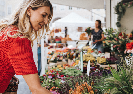 Blumenstand am Grünmarkt in der Altstadt Salzburg | © Niko Zuparic