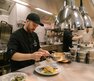 Koch bereitet ein Fischgericht zu | © Andreas Kolarik