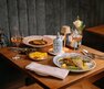 Tisch mit Speisen und Weingläsern | © Andreas Kolarik