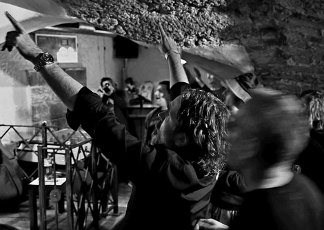 Menschen beim Feiern in der Bricks Music Bar in der Altstadt Salzburg | © Bricks Music Bar