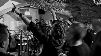 Menschen beim Feiern in der Bricks Music Bar in der Altstadt Salzburg | © Bricks Music Bar