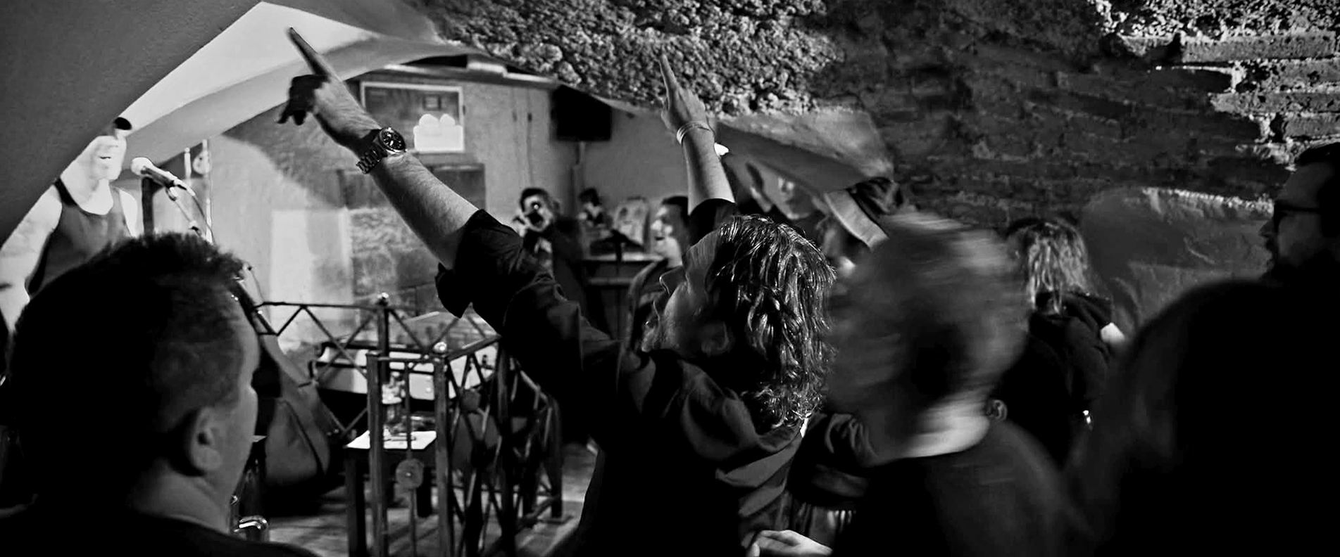 Menschen beim Feiern in der Bricks Music Bar in der Altstadt Salzburg | © Bricks Music Bar