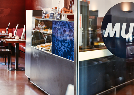 Innenaufnahme des MUS Cafés am Mozartplatz in der Altstadt Salzburg | © Thomas Genser