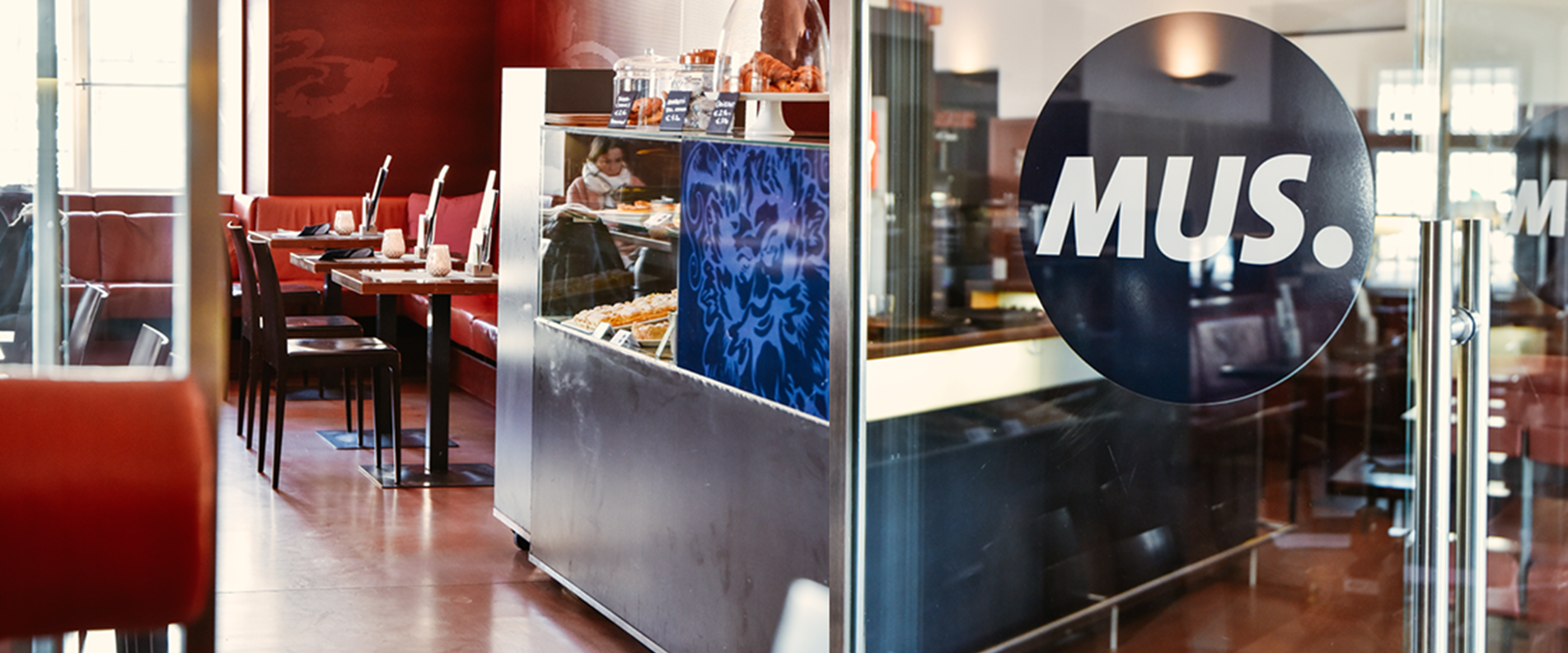 Innenaufnahme des MUS Cafés am Mozartplatz in der Altstadt Salzburg | © Thomas Genser