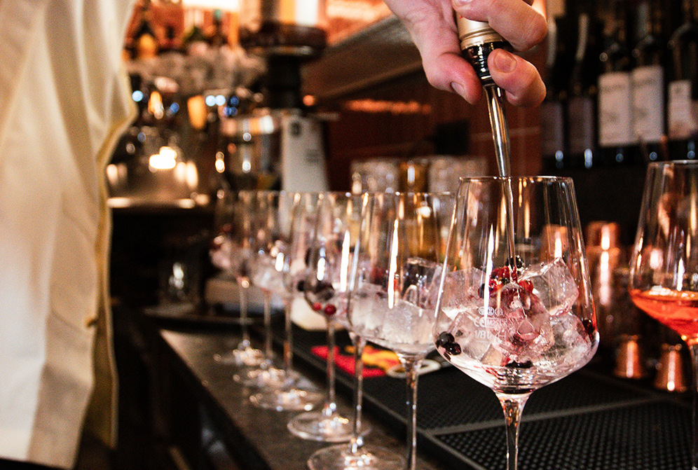 Der Barkeeper bereitet einen Drink zu.  | © Cavalli