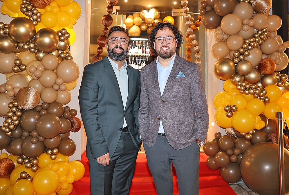 Foto der beiden Gastgeber im Piazza Cavalli | © Cavalli