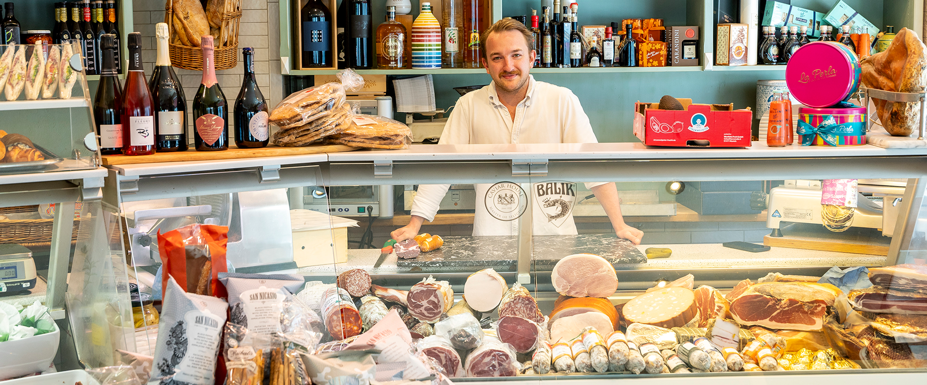 Foto von Manfred Stoll im Feinkostladen Del Italessen | © Andreas Kolarik