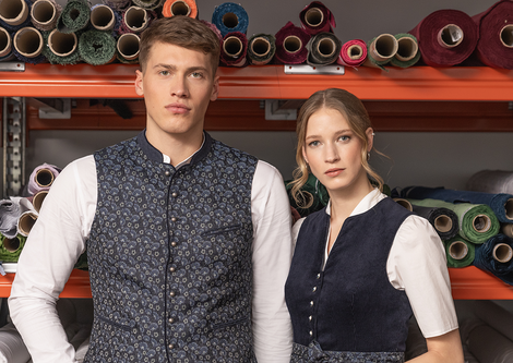 Zwei Models tragen die Mode von Felicitas | © michaelgroessinger.com