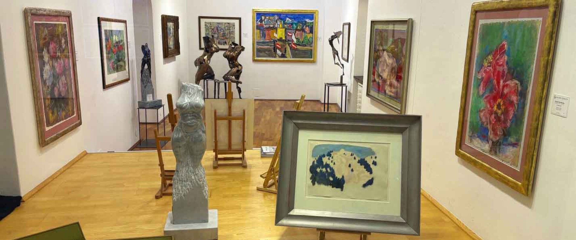 Eine Galerie mit Gemälden und Skulpturen | © Galerie Gerlich