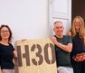 Drei Personen posieren vor einer Galerie | © Magdalena Gassner