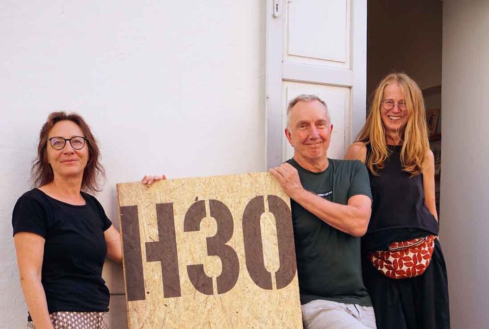 Drei Personen posieren vor einer Galerie | © Magdalena Gassner