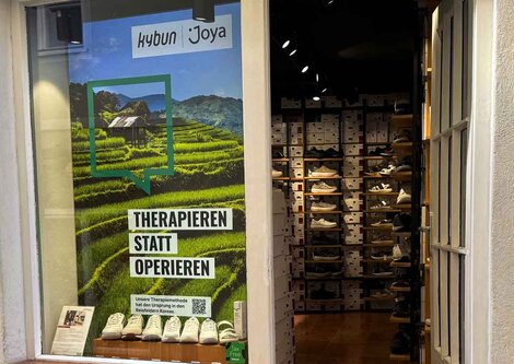 Eingang zum Joya Kybun Shop Salzburg | © Joya Kybun Shop Salzburg