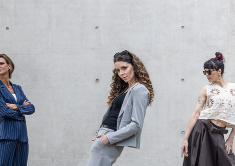 Drei Damen präsentieren die Mode von KAMA Premium. | © KAMA Premium