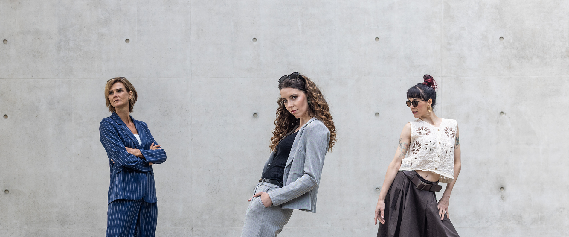 Drei Damen präsentieren die Mode von KAMA Premium. | © KAMA Premium