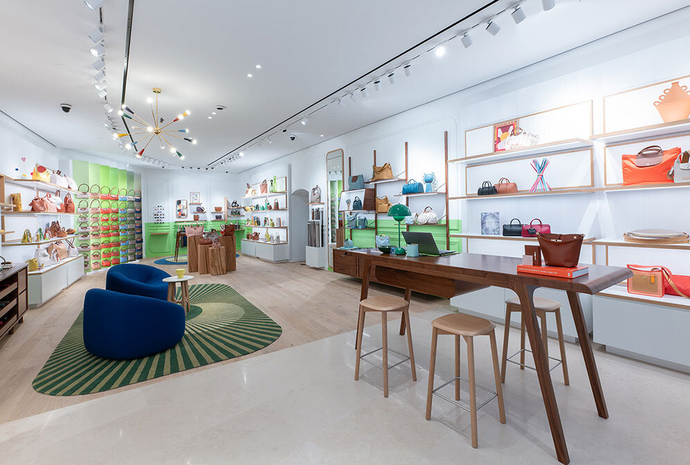 Innenaufnahme des Geschäfts Longchamp in der Altstadt Salzburg | © Carina Brunnauer