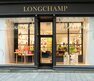 Schaufenster des Geschäfts Longchamp in der Altstadt Salzburg | © Carina Brunnauer