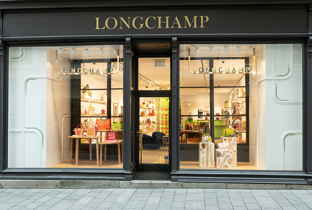 Schaufenster des Geschäfts Longchamp in der Altstadt Salzburg | © Carina Brunnauer