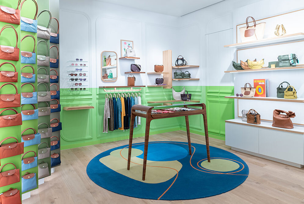 Innenaufnahme des Geschäfts Longchamp in der Altstadt Salzburg | © Carina Brunnauer