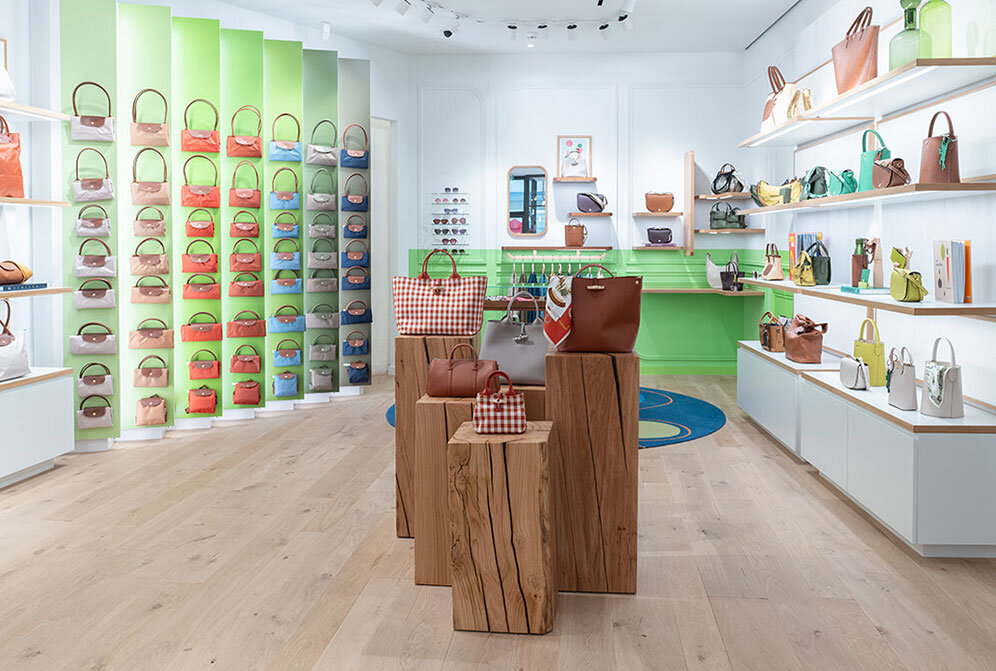 Innenaufnahme des Geschäfts Longchamp in der Altstadt Salzburg | © Carina Brunnauer